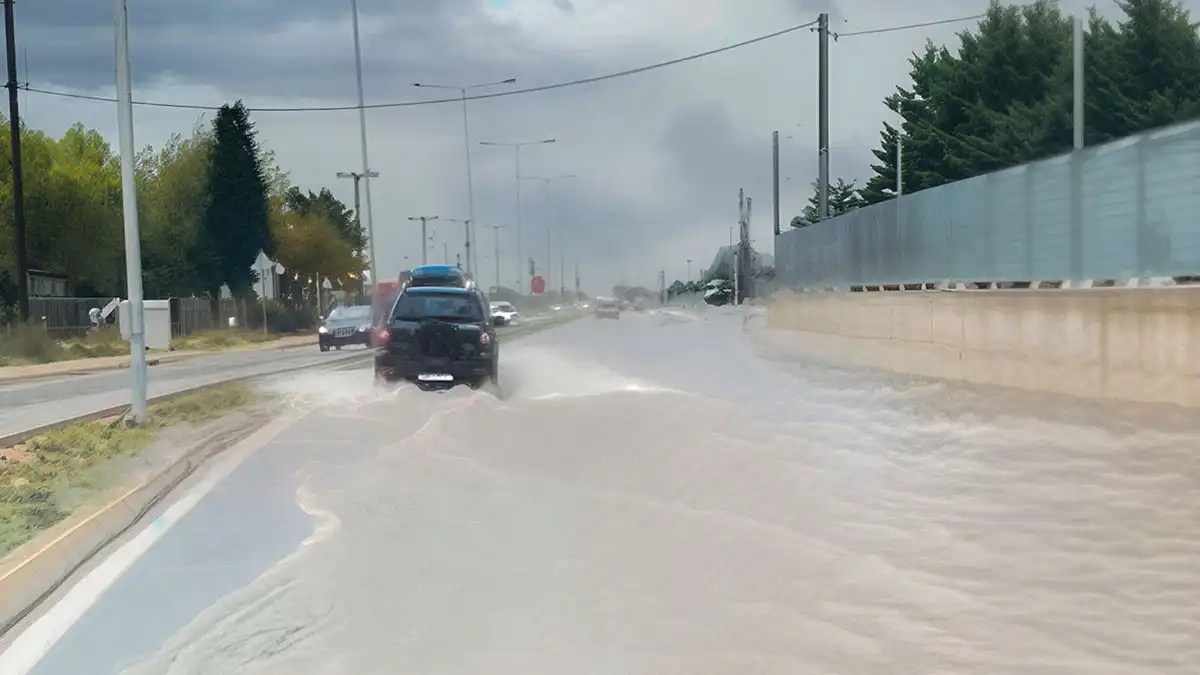 Ιωάννινα: Με λίγα λεπτά βροχής πλημμύρισε ο δρόμος προς Ελεούσα (βίντεο)