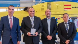 Ο Δημάρχος Σουλίου στις εγκαταστάσεις της “ifly” για τη δωρεά ελικοπτέρων προς το ΕΚΑΒ