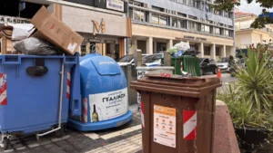 Καταγγελία για σκουπίδια μπροστά από το Αστυνομικό Μέγαρο Ιωαννίνων