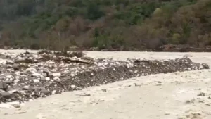 Καταστροφές από τον Καταρακτιώτη: Η κοίτη άνοιξε στα 200 μέτρα – Η γέφυρα εξαφανίστηκε (βίντεο)