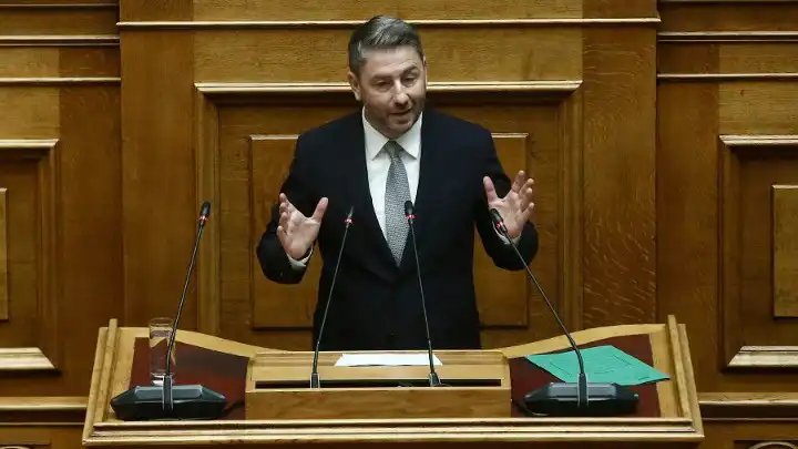 Ανδρουλάκης στη Βουλή: «Ή δίνετε λύσεις ή είστε υπεύθυνοι για την καταστροφή»