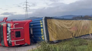 Ανατροπή νταλίκας στην Περιφερειακή Οδό Ιωαννίνων – Απεγκλωβίστηκε ο οδηγός