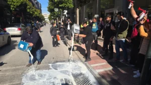 Λάρισα: Κτηνοτρόφοι έριξαν γάλα έξω από το πολιτικό γραφείο του Κέλλα
