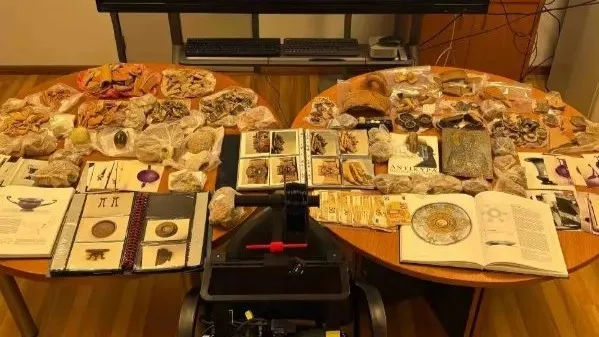 Σύλληψη για αρχαιοκαπηλία: 474 αρχαία αντικείμενα σε σπίτι υπόπτου στην Αθήνα (video)