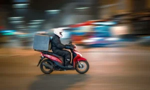 Ιωάννινα: Στο χειρουργείο 20χρονος διανομέας, μετά από σοβαρό τροχαίο με Ι.Χ.