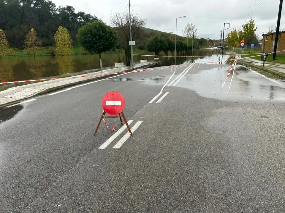 Σε κατάσταση συναγερμού η Μπάφρα Ιωαννίνων: Πλημμύρες απειλούν σπίτια και υποδομές – Λίμνη το γήπεδο