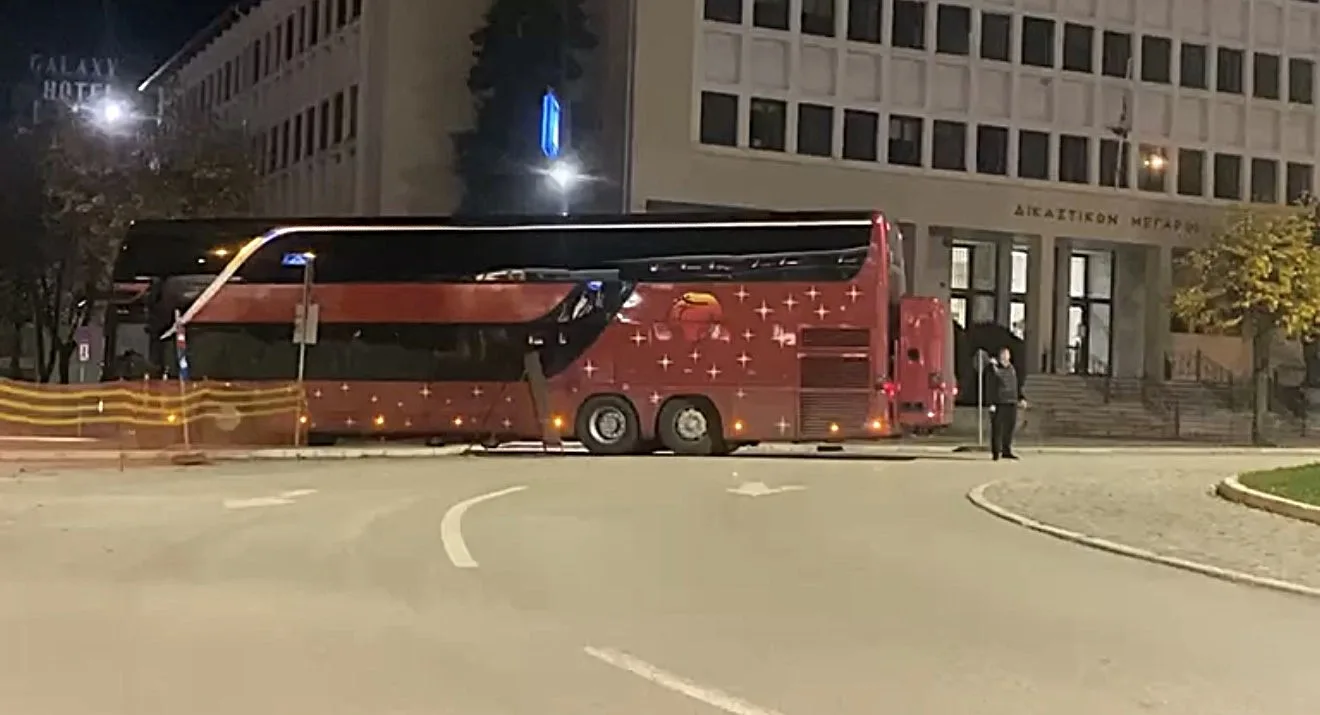 Λεωφορείο μπλόκαρε και πάλι στην κάθοδο μετά τον κόμβο του Δικαστικού Μεγάρου Ιωαννίνων - Ελλιπής η σήμανση ακόμα (Βίντεο)