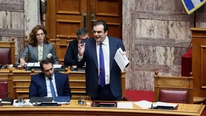 Στη βουλή ο Προϋπολογισμός 2026: Ενίσχυση του εισοδήματος και μείωση φορολογικών βαρών για μεσαία τάξη, νέους και οικογένειες με παιδιά