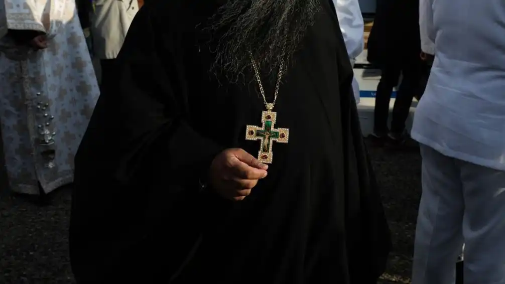 Tα ράσα δεν κάνουν τον παπά και η πίστη δεν είναι απάτη, είναι αγάπη...