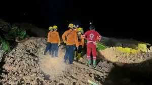 Δύο νεκροί και τουλάχιστον 21 αγνοούμενοι εξαιτίας κατολίσθησης στην Ινδονησία