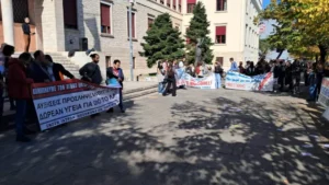Υγειονομικοί στους δρόμους – Κινητοποίηση στα Γιάννενα για τη δημόσια υγεία