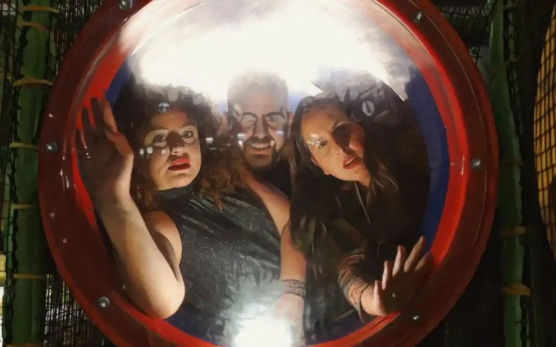 Όνειρο σε σφάλμα: Η ομάδα Σφάλμα x Γκοντώ στήνει έναν υπερρεαλιστικό κόσμο στο Θέατρο Κύκλος