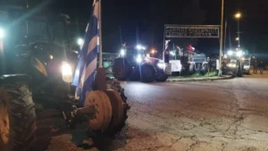 Μπλόκα αγροτών: Σφίγγει ο κλοιός των τρακτέρ με περισσότερους αποκλεισμούς εθνικών οδών και παρακαμπτηρίων – «Με κλειστούς δρόμους ο διάλογος με Μητσοτάκη»