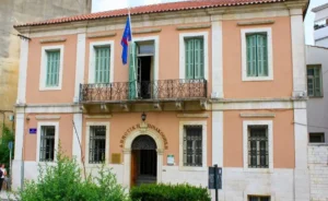 Ελευθέρια 2026: Ο Πρόεδρος της Δημοκρατίας θα εγκαινιάσει την έκθεση «Διαχρονικές Υφές», στη Δημοτική Πινακοθήκη