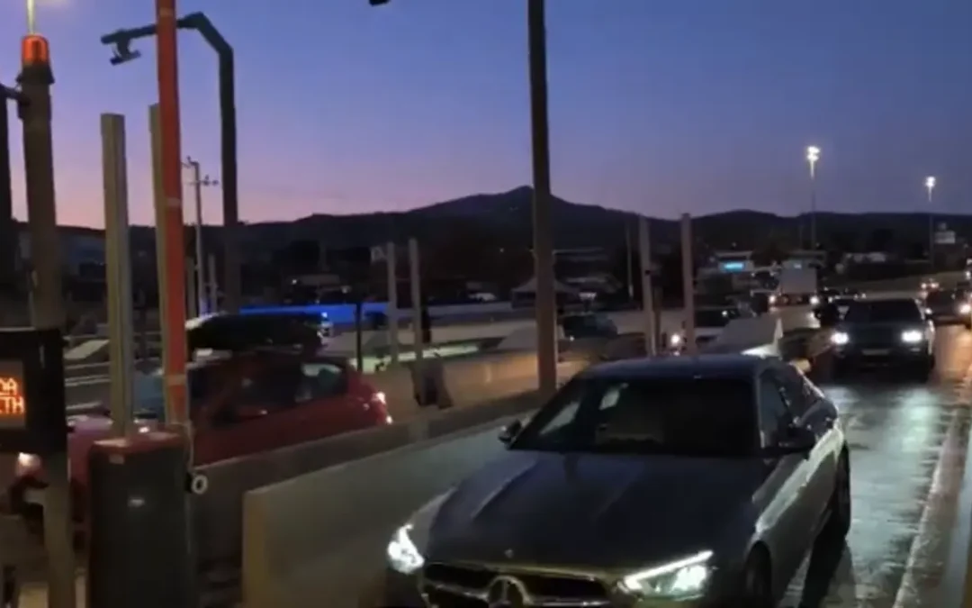 Οι αγρότες της Εύβοιας άνοιξαν τα διόδια Αφιδνών (βίντεο)