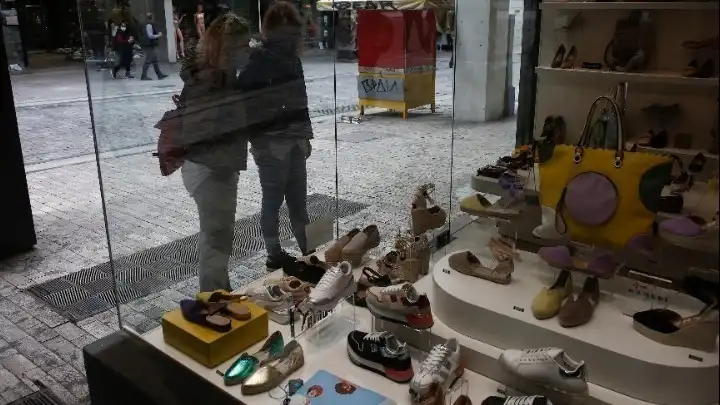 Από τις χριστουγεννιάτικες αγορές, «σκυτάλη» στις χειμερινές εκπτώσεις