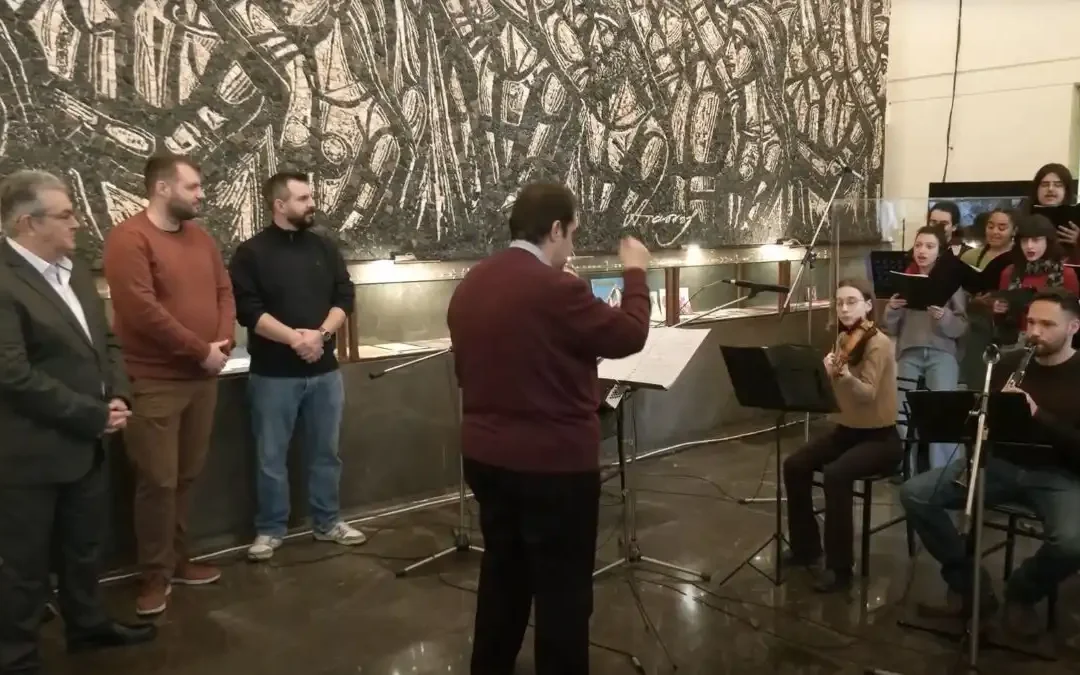 Αγωνιστικά κάλαντα στον Δημήτρη Κουτσούμπα από την χορωδία της ΚΝΕ (βίντεο)