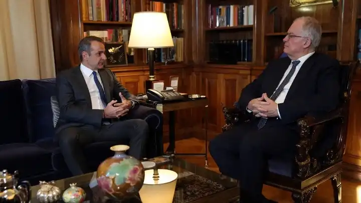 Στο Προεδρικό Μέγαρο ο Μητσοτάκης για τη μηνιαία ενημέρωση του Προέδρου της Δημοκρατίας