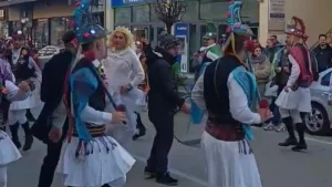 Μωμόγεροι: Αναβίωση του ποντιακού εθίμου στους δρόμους της Ανατολής