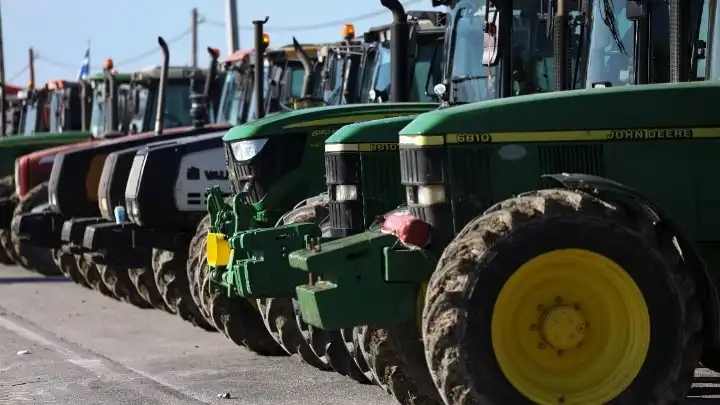 Οι αγρότες παραμένουν στα μπλόκα – «Απέτυχε κάθε προσπάθεια κοινωνικού αυτοματισμού» (βίντεο)
