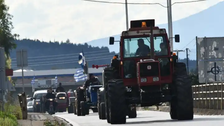Τρίκαλα: Παραμένουν στα μπλόκα οι αγρότες της δυτικής Θεσσαλίας