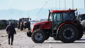 Ρεβεγιόν στα μπλόκα για τους αγρότες: Διευκολύνουν τους εκδρομείς και ετοιμάζουν νέα κλιμάκωση μετά τις γιορτές (βίντεο)