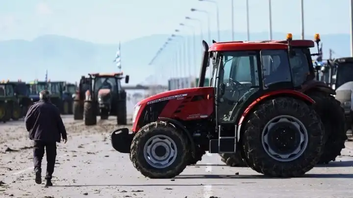 Νέα Αριστερά: Οι αγρότες ανοίγουν τους δρόμους – Μητσοτάκης και Χρυσοχοΐδης κάνουν καψόνι στους πολίτες