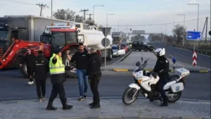 Ήπειρος: Παραμένουν στα μπλόκα τους οι αγρότες – Αποκλεισμός στις σήραγγες των Τεμπών για τα φορτηγά
