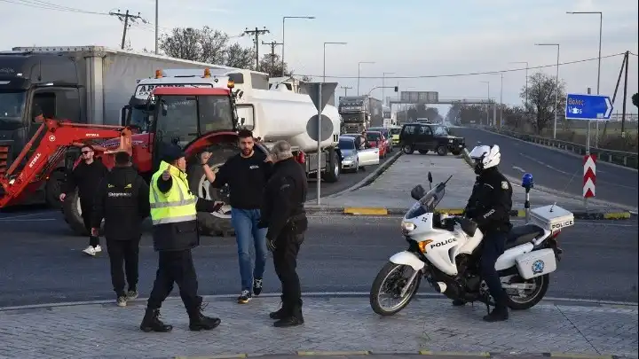 Ήπειρος: Παραμένουν στα μπλόκα τους οι αγρότες - Αποκλεισμός στις σήραγγες των Τεμπών για τα φορτηγά