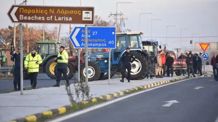 Αγρότες: Συνέχεια στους αποκλεισμούς δρόμων από τη Δευτέρα – 14 μπλόκα λένε «ναι» σε διάλογο με την κυβέρνηση (βίντεο)