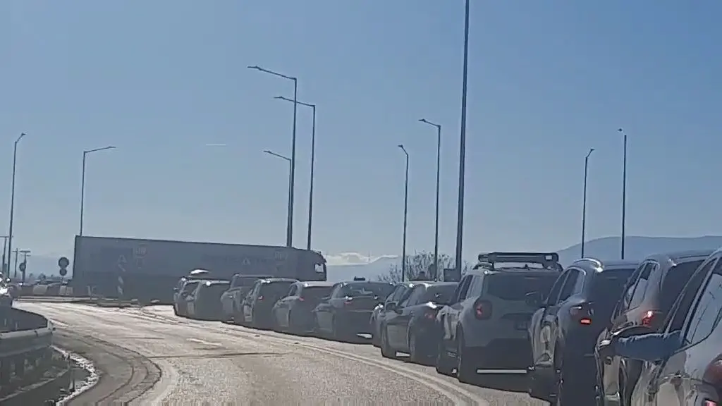 Αμετακίνητοι στα μπλόκα οι αγρότες: Ουρές χιλιομέτρων στο Κάστρο Βοιωτίας και στο Μαρτίνο