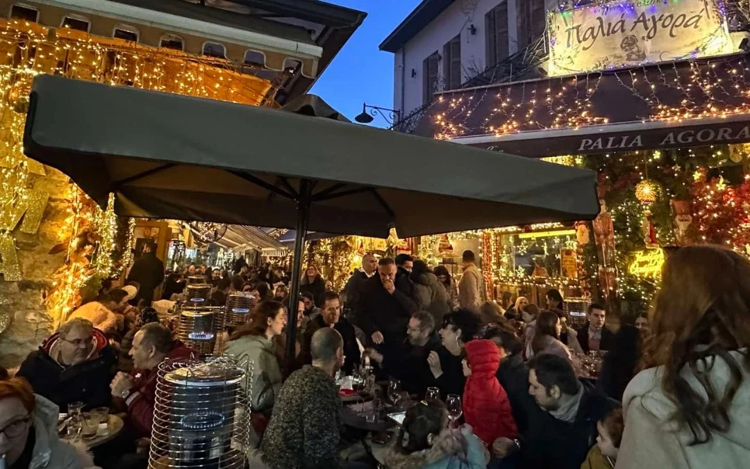 Παραμονή Πρωτοχρονιάς στα Γιάννενα – «Σφύζει» από ζωή η πόλη! (βίντεο)