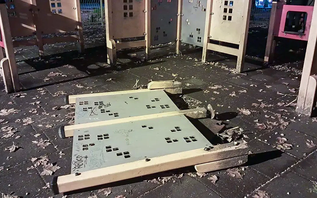 Ζημιές στην παιδική χαρά Τάμπα Τούμπα