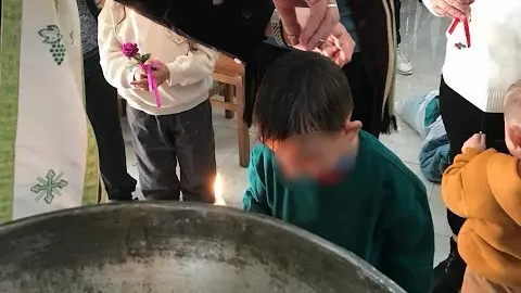 Γονείς και παιδιά βαπτίστηκαν Ορθόδοξοι στη Λούσνιας Αλβανίας