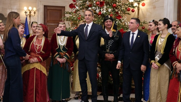 Τα κάλαντα της Πρωτοχρονιάς στον πρωθυπουργό Κυριάκο Μητσοτάκη (βίντεο)