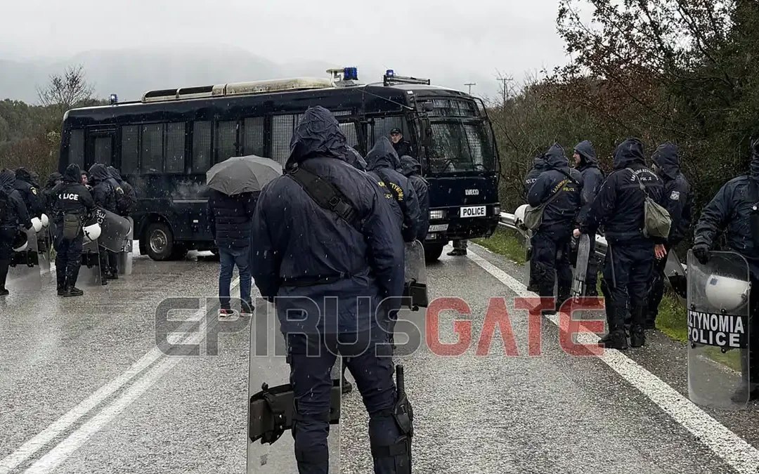 Συμβαίνει τώρα: “Μπλόκο” της ΕΛΑΣ στο μπλόκο των αγροτών πριν την Κακαβιά (βίντεο)