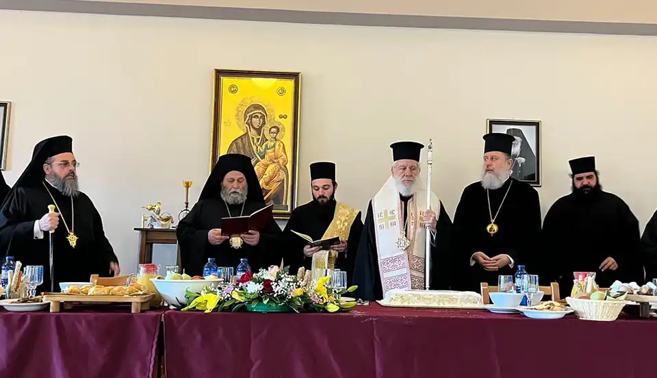 Οι ιεροσπουδαστές της Σχολής Μαθητείας Υποψήφιων Κληρικών Βελλάς έκοψαν την βασιλόπιτα παρουσία τριών Αρχιερέων (φωτογραφίες)
