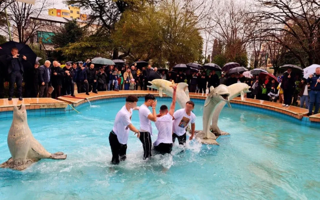 ΑΛΒΑΝΙΑ: Σε θάλασσες, ποτάμια και σιντριβάνια βούτηξαν  πιστοί για τον Σταυρό (ΦΩΤΟ)