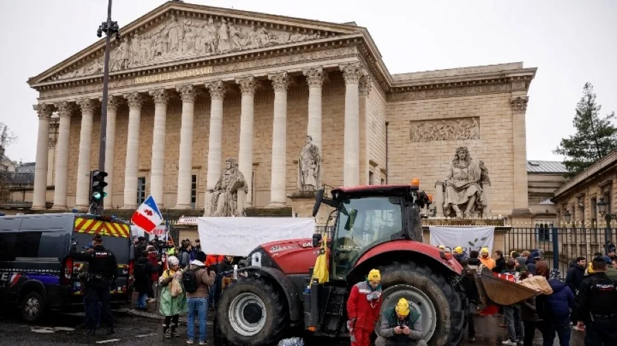 Μαζικές αγροτικές κινητοποιήσεις στη Γαλλία – «Όχι» Μακρόν στη συμφωνία Mercosur