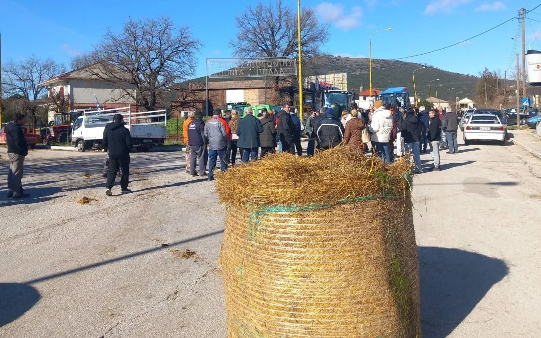 Μπλόκο αγροτών στο Καλπάκι: Τρίωρος αποκλεισμός με μπάλες χορταριού και βαρέλια (video)