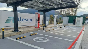 Η ALESCO εγκαινίασε τον πρώτο ενεργειακά αυτόνομο σταθμό υπερταχείας φόρτισης
