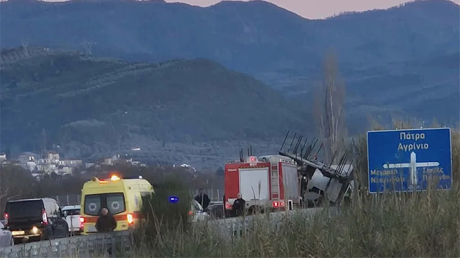 Άρτα: Αυτοκινητάμαξα ανετράπη στη γέφυρα Κομποτίου