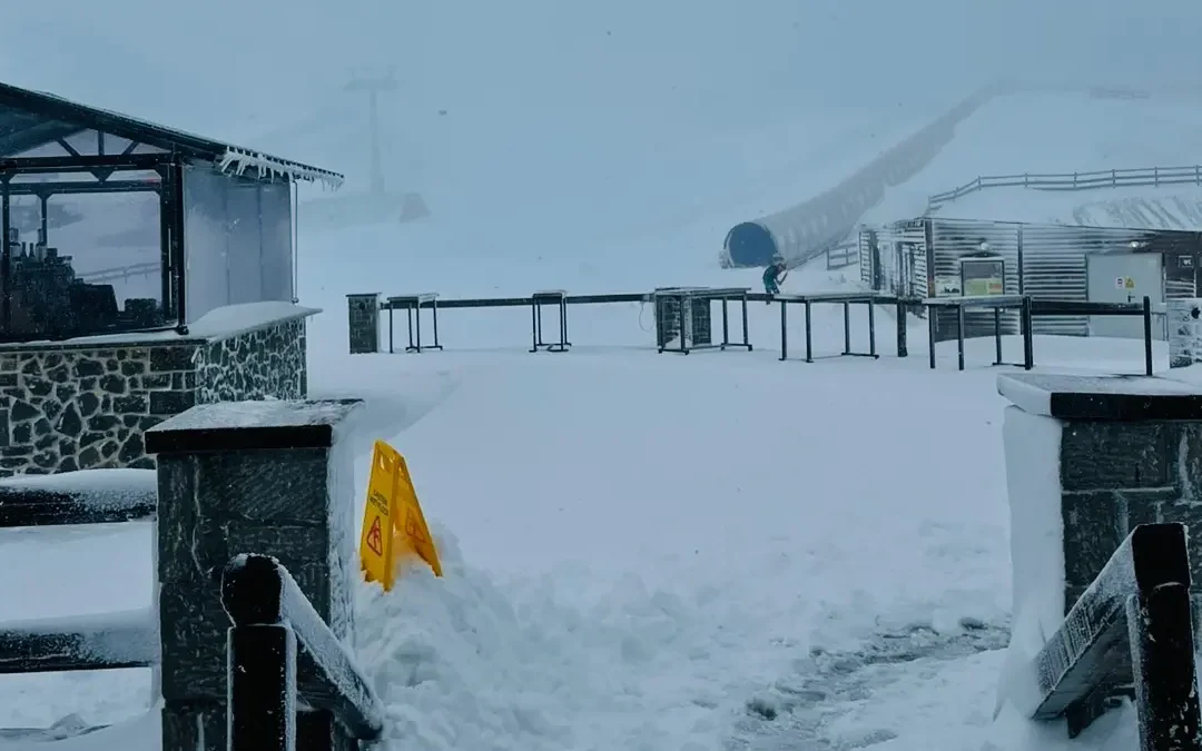 Στα λευκά το Anilio Park: Χειμωνιάτικο σκηνικό στην κορυφή της Πίνδου