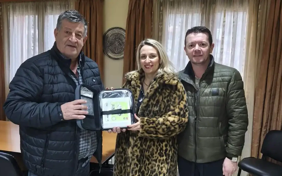 Εταιρική κοινωνική ευθύνη στο Δήμο Πωγωνίου με τη δωρεά ενός απινιδωτή