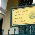 Το ΥΠΕΣ επιμένει στη «διάταξη Βορίδη» και στο νέο Κώδικα: Η «καυτή πατάτα» στους Δημάρχους