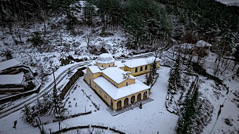Ναοί και μοναστήρια στην Αλβανία καλυμμένα από το χιόνι (ΦΩΤΟ)