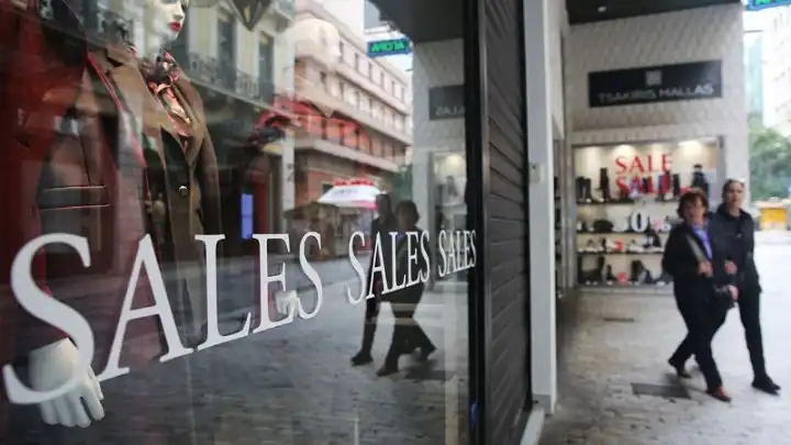 Στόχος τζίρου άνω των 6 δισ. ευρώ στις χειμερινές εκπτώσεις που ξεκινούν τη Δευτέρα (βίντεο)