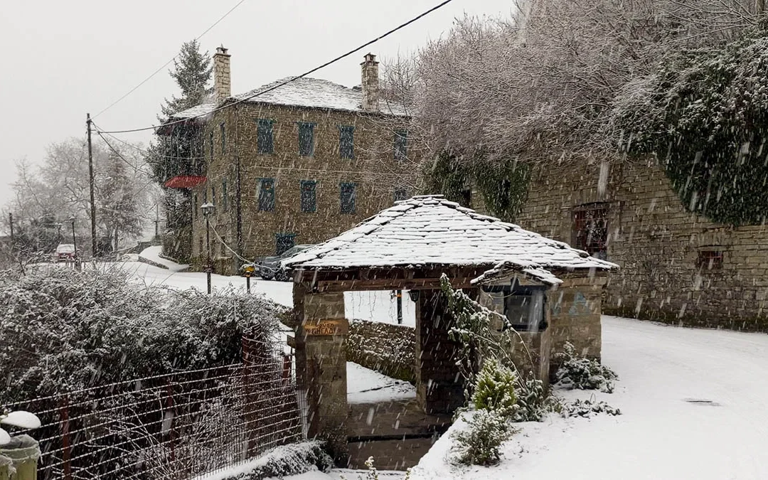 Χειμωνιάτικη Ήπειρος: Λευκό σκηνικό σε Μέτσοβο, Ζαγόρι και Τζουμέρκα (video)