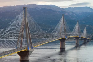 Αχαΐα: Δύτες ανέσυραν νεκρό άνδρα από ΙΧ στη δυτική προβλήτα Ρίου