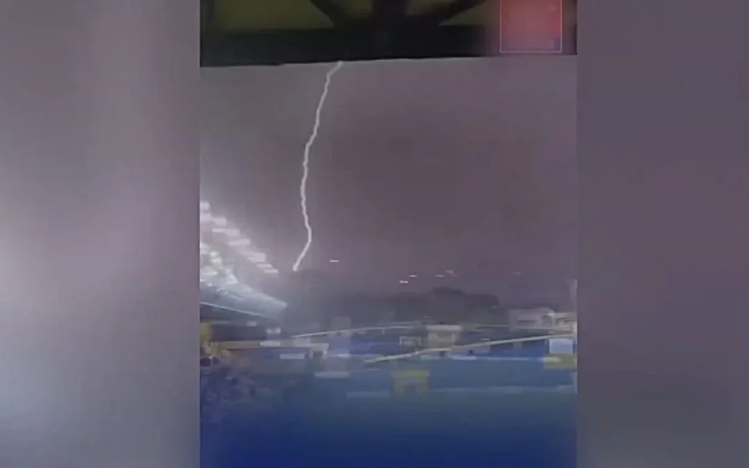 Κεραυνός έπεσε στο γήπεδο του Παναιτωλικού κατά τη διάρκεια αγώνα (video)